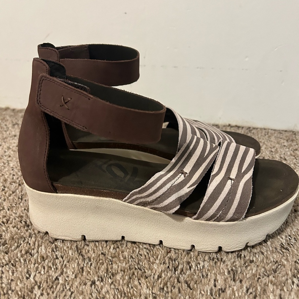 MONTAUK by OTBT. Lightweight platform sandal with Velcro ankle strap